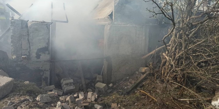 Гараж та суха трава: що вчора гасили рятувальники Миколаївщини після «прильотів» російських снарядів (ФОТО)