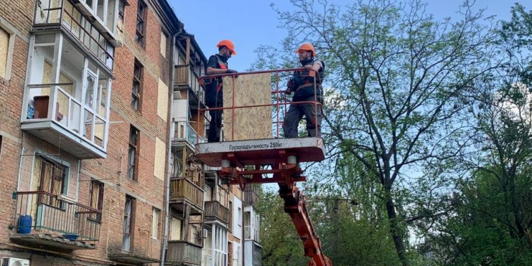 Ліквідація наслідків вчорашнього російського обстрілу Миколаєва: у будинках відновлено електро- та водопостачання, вікна зашиваються ОСБ-плитами