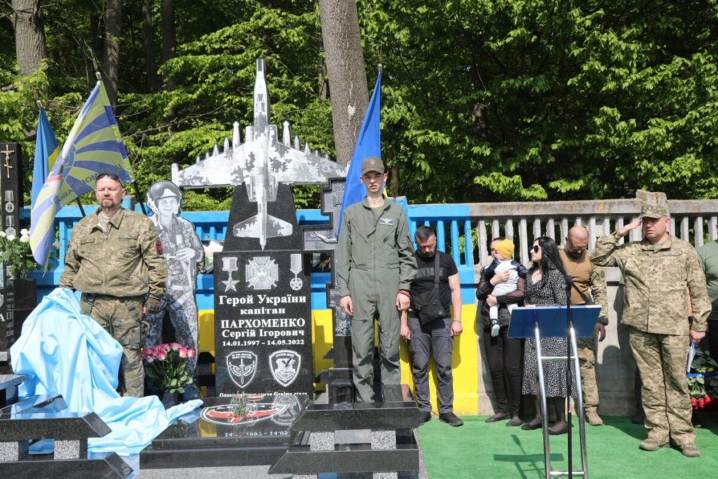 Бойовому льотчику миколаївської бригади, який знищив сотні одиниць ворожої техніки, на роковини загибелі відкрили стелу (ФОТО) 4