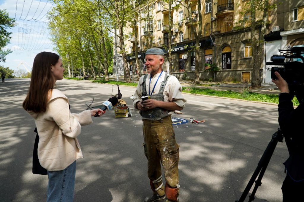 У Миколаєві художник створює малюнки на місцях «прильотів» російських снарядів (ФОТО) 4