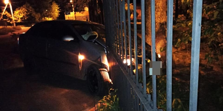 У Миколаєві п’яний водій врізався в огорожу (ФОТО)