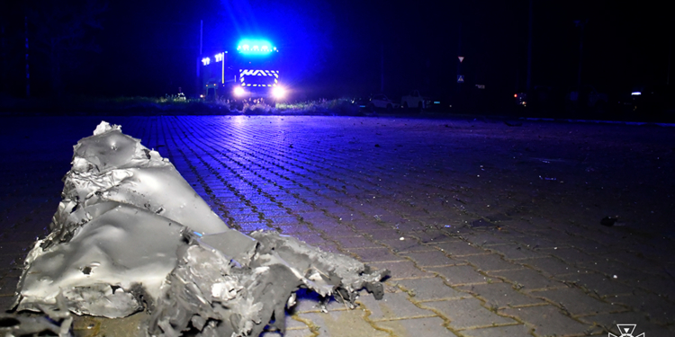 У Миколаєві внаслідок нічної російської атаки частково зруйновано автосалон, торгівельний центр та об’єкти промислової інфраструктури (ФОТО, ВІДЕО)