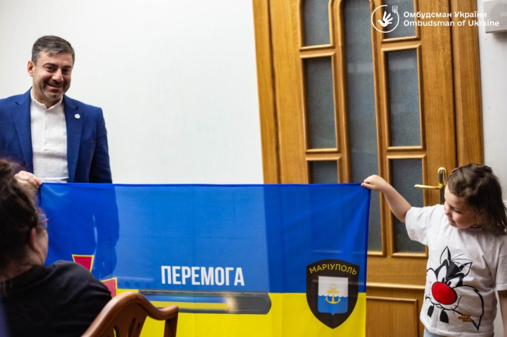 Офіс Омбудсмана повернув додому ще одну українську дитину, батьки якої захищали Маріуполь і потрапили в полон (ФОТО) 1
