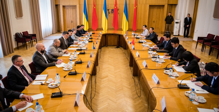 Візит в Україну спецпредставника Китаю: про що говорили Кулеба і Лі Хуей