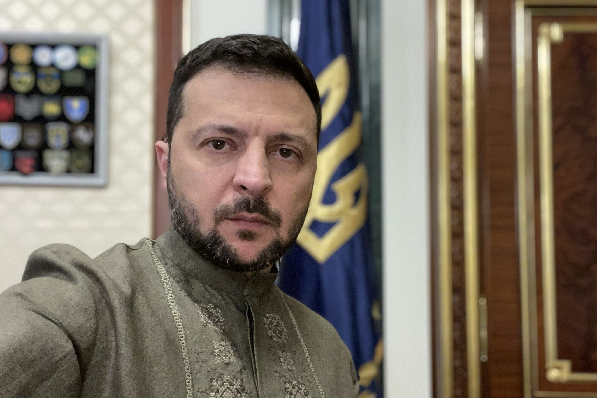 Сьогодні на мені особлива вишиванка – з орнаментами, які символізують єдність українського і кримськотатарського народів, – Зеленський