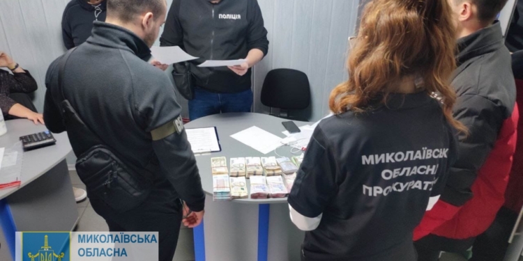 Владний скандал на Миколаївщині: двом посадовцям Вознесенської міськради та підприємиці, які закупили транспортні засоби за завищеними цінами, обрано запобіжні заходи (ФОТО)