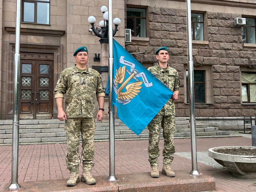 Біля мерії Миколаєва морські піхотинці підняли свій прапор (ФОТО) 1