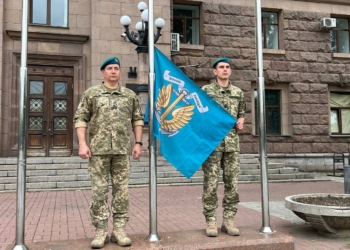 Біля мерії Миколаєва морські піхотинці підняли свій прапор (ФОТО)