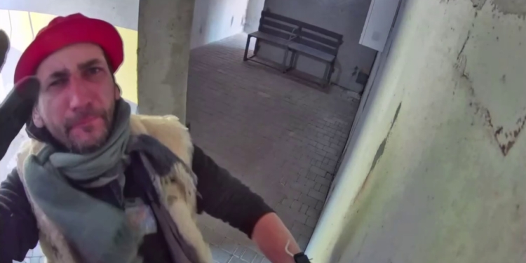 У центрі Миколаєва обладнання зупинки-укриття постраждало від рук вандала – мер просить відгукнутися тих, хто його впізнав (ВІДЕО)