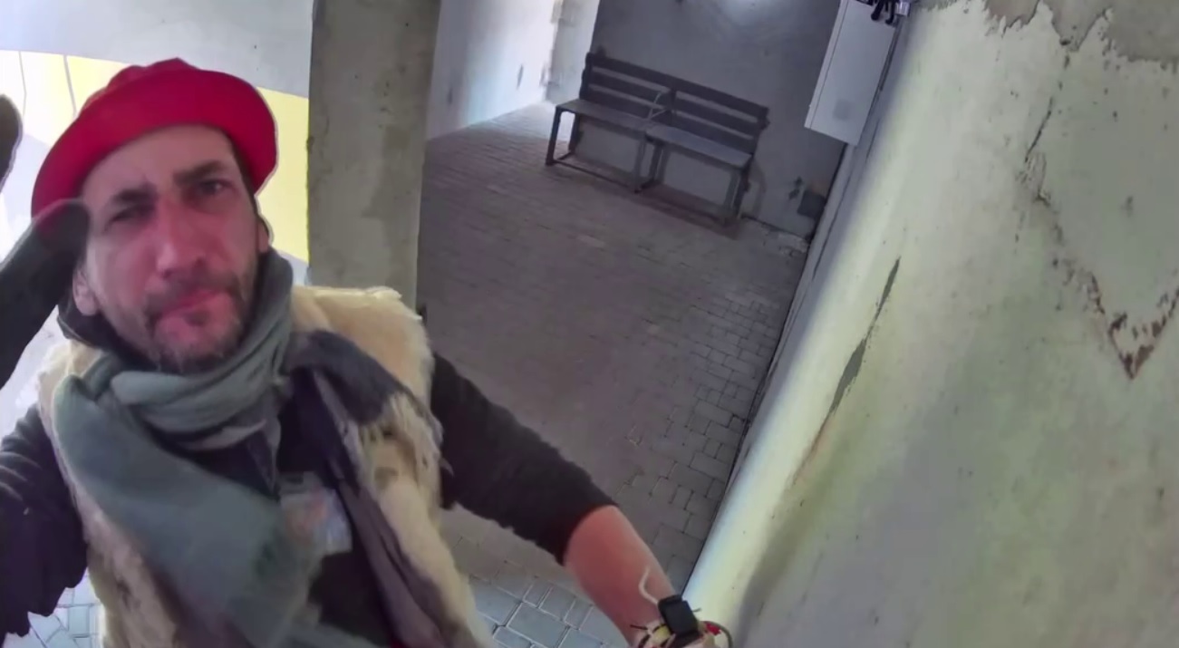 У центрі Миколаєва обладнання зупинки-укриття постраждало від рук вандала – мер просить відгукнутися тих, хто його впізнав (ВІДЕО)