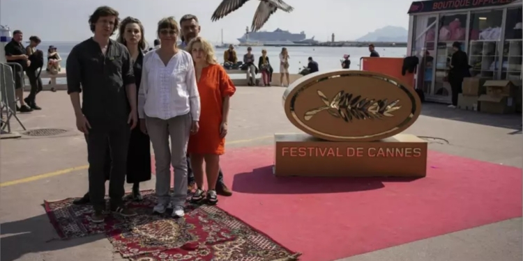 Польський документаліст, який евакуйовував українців з зони бойових дій: “Моя червона доріжка в Каннах – килим з розбомбленого будинку”