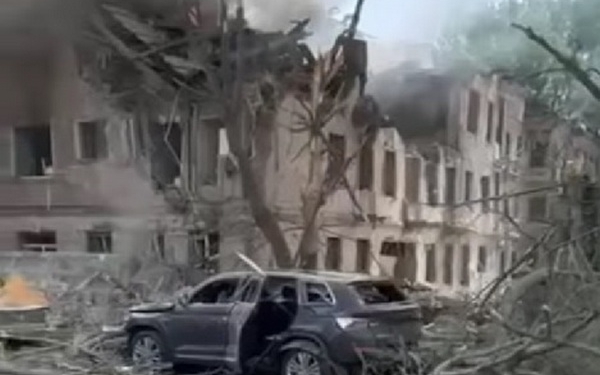 Одна людина загинула, 15 були поранені. Зеленський прокоментував російський ракетний удар по лікарні в Дніпрі (ВІДЕО)