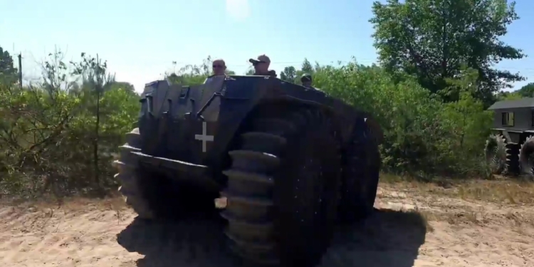 «Я в захваті!»: Резніков показав український всюдихід «Богун» (ВІДЕО)
