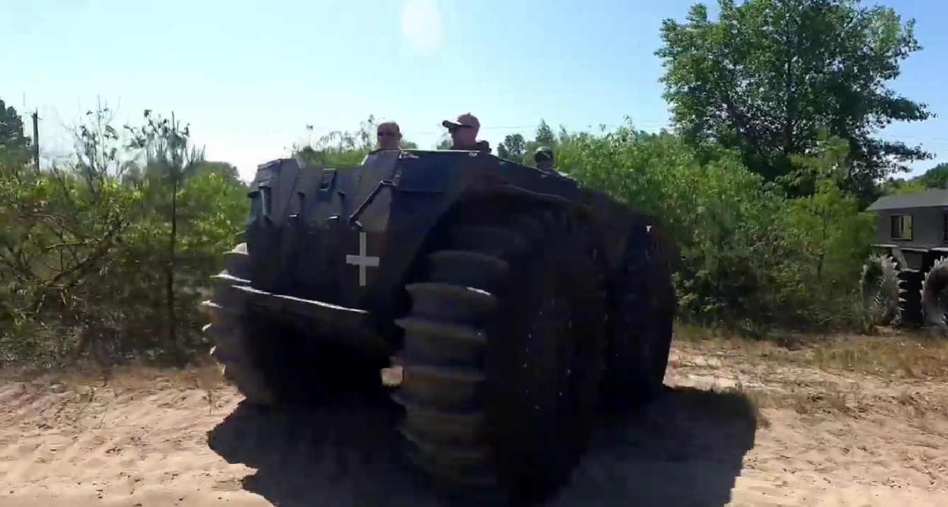 «Я в захваті!»: Резніков показав український всюдихід «Богун» (ВІДЕО)