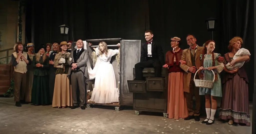 Миколаївський худдрамтеатр закрив 100-й театральний сезон прем’єрою «Наше містечко» 1