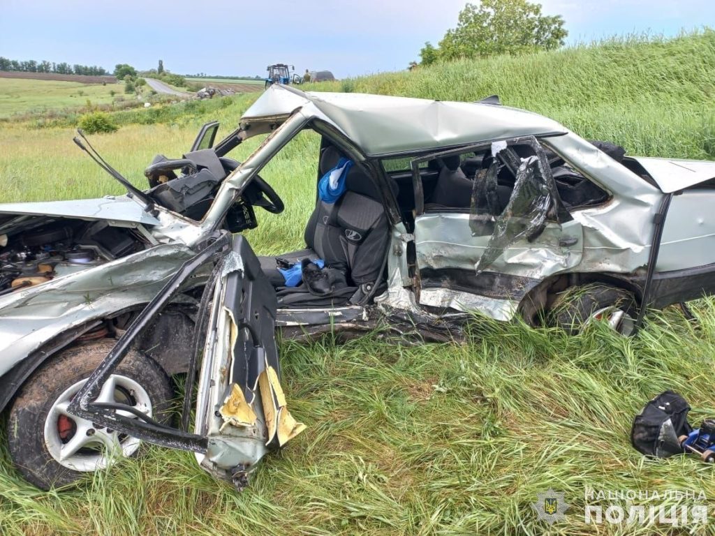 На Миколаївщині через п’яного водія BMW сталась ДТП – одна людина загинула, двоє травмовані (ФОТО) 1