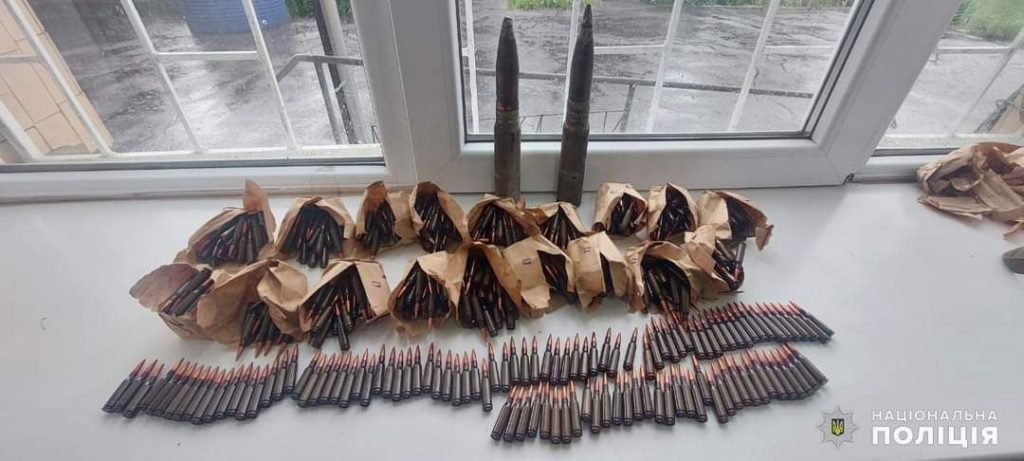 Більше 600 набоїв до автоматичної зброї та боєприпаси до гармати – на Миколаївщині жінка добровільно видала ПОГу озброєння 1