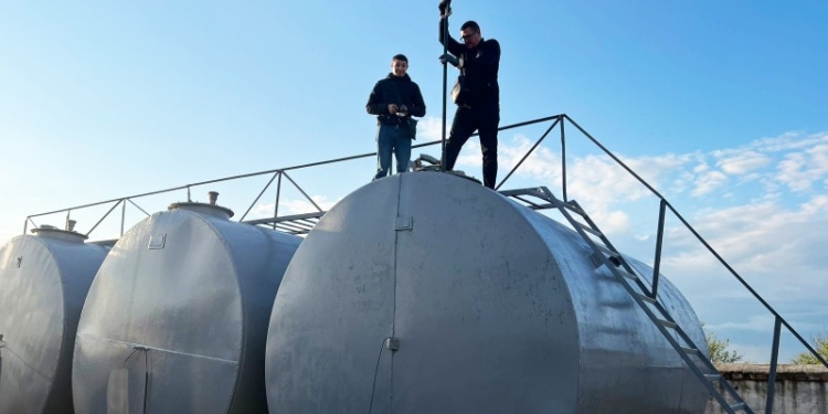 Збували неякісне пальне через мережу АЗС фермерам та перевізникам: слідчі поліції Миколаївщини оголосили підозру організатору злочинного угруповання (ФОТО)