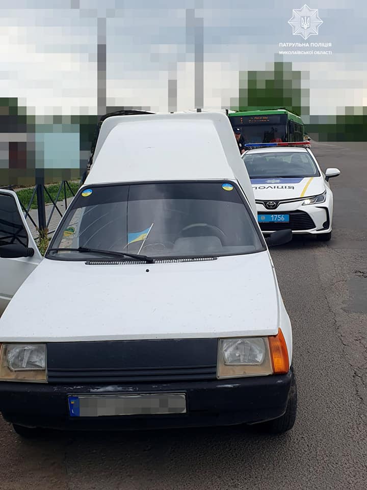 Віз майже 800 пачок цигарок без акцизу: у Миколаєві патрульні зупинили водія із сумнівним товаром (ФОТО) 1