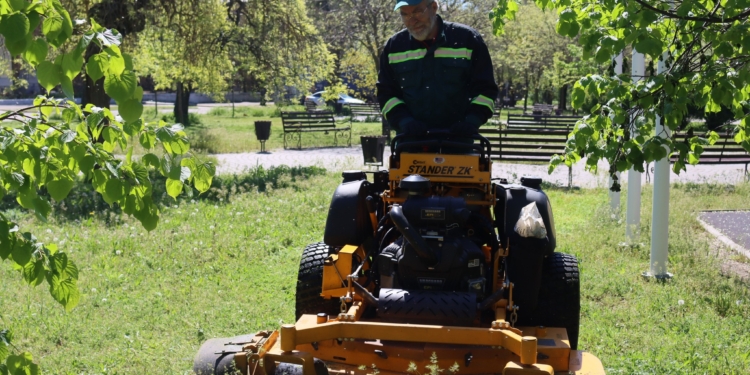 «Миколаївські парки» приступили до покосу трави в «Серці міста», незабаром займуться бульваром проспекту Центрального (ФОТО)