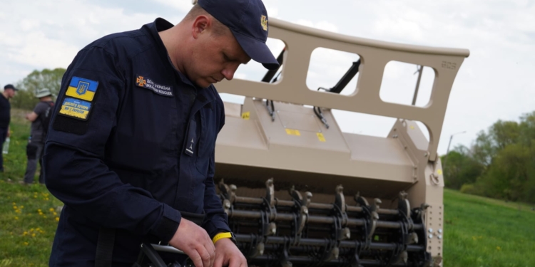 Україна отримала від Канади обладнання для розмінування на понад $16,5 млн.