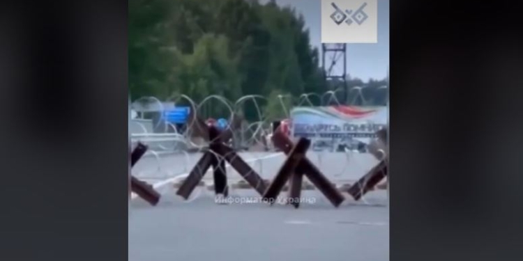 Білоруські прикордонники запросили наших “на борщ” – на їхньому боці. Наші відповіли (ВІДЕО)