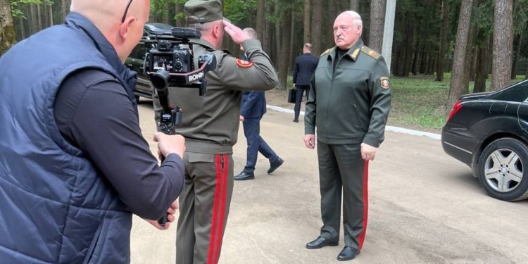 Лукашенко вийшов на люди. Виглядає погано (ФОТО)