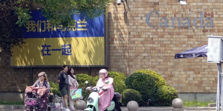 Китай звернувся до іноземних посольств в Пекіні з вимогою забрати плакати і борди з підтримкою України (ФОТО)