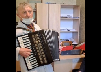 Призначений загарбниками лікар в окупованому селі на Херсонщині лікує хворих грою на баяні (ВІДЕО)