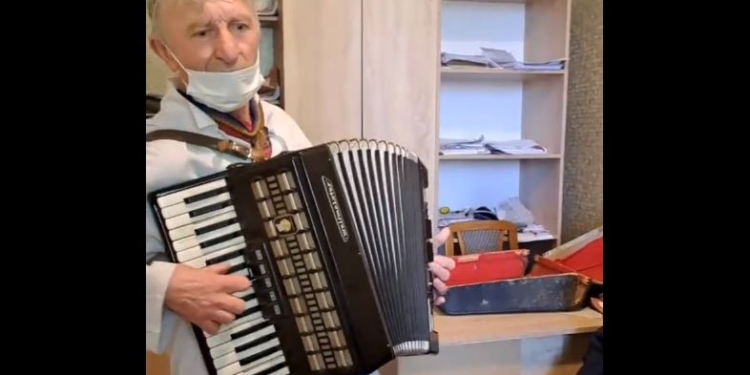 Призначений загарбниками лікар в окупованому селі на Херсонщині лікує хворих грою на баяні (ВІДЕО)