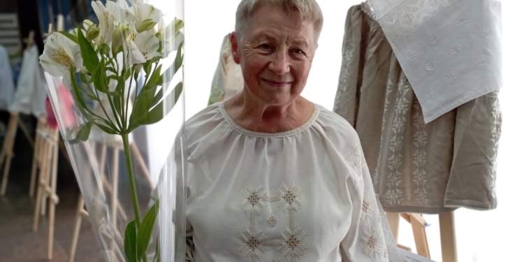 Білим по білому і не тільки: у Миколаєві відкрилась персональна виставка знаної вишивальниці з Первомайська Жанни Семененко-Руських (ФОТО)