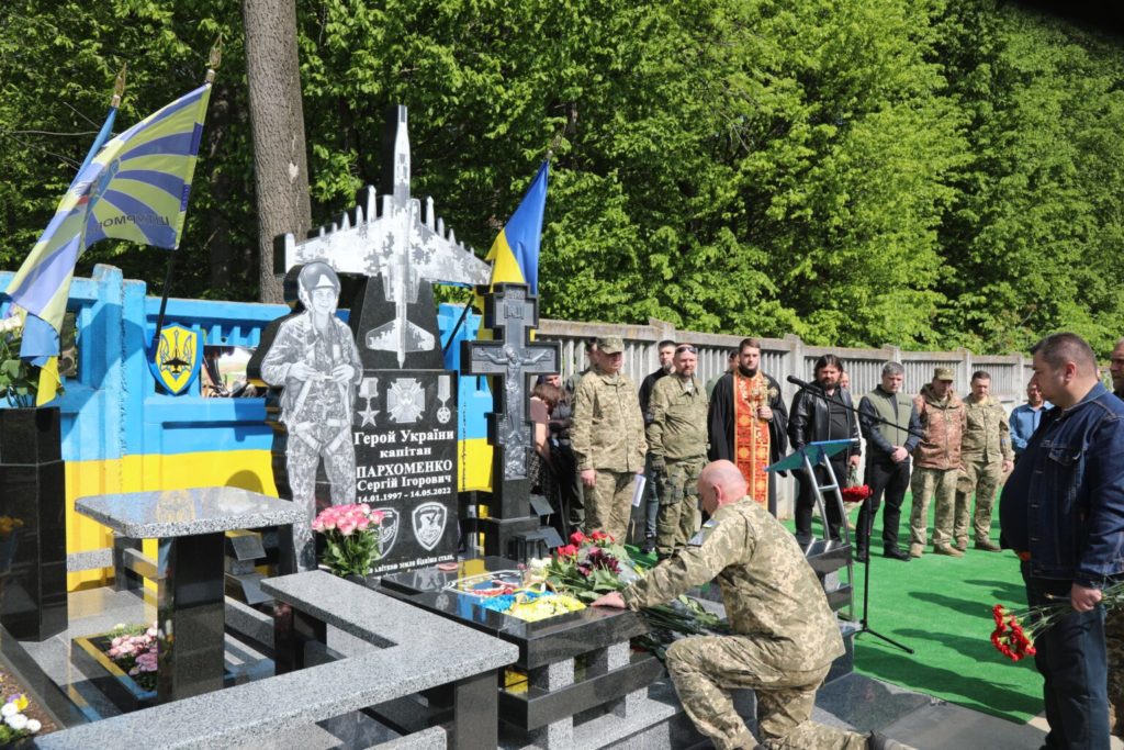 Бойовому льотчику миколаївської бригади, який знищив сотні одиниць ворожої техніки, на роковини загибелі відкрили стелу (ФОТО) 6