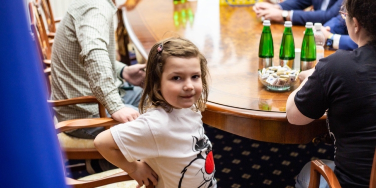 Офіс Омбудсмана повернув додому ще одну українську дитину, батьки якої захищали Маріуполь і потрапили в полон (ФОТО)