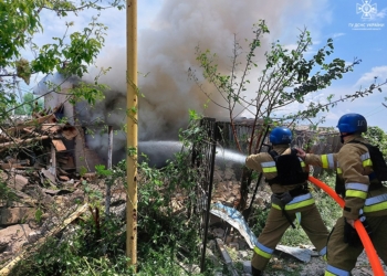 Вогнеборці Миколаївщини загасили три пожежі, які виникли в Очакові після сьогоднішніх російських обстрілів (ФОТО)