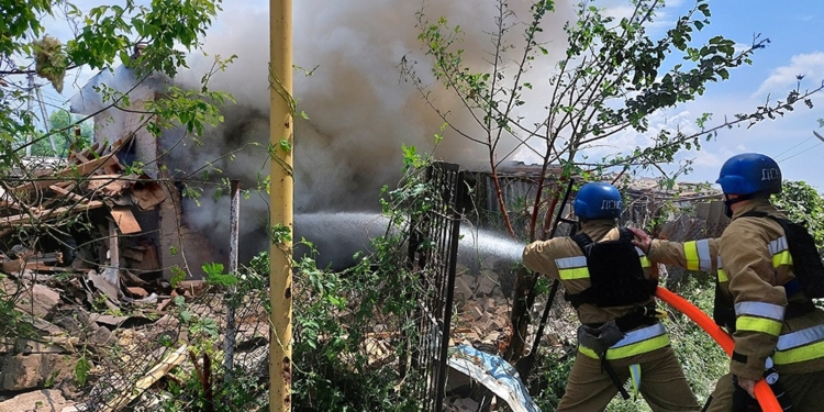 Вогнеборці Миколаївщини загасили три пожежі, які виникли в Очакові після сьогоднішніх російських обстрілів (ФОТО)