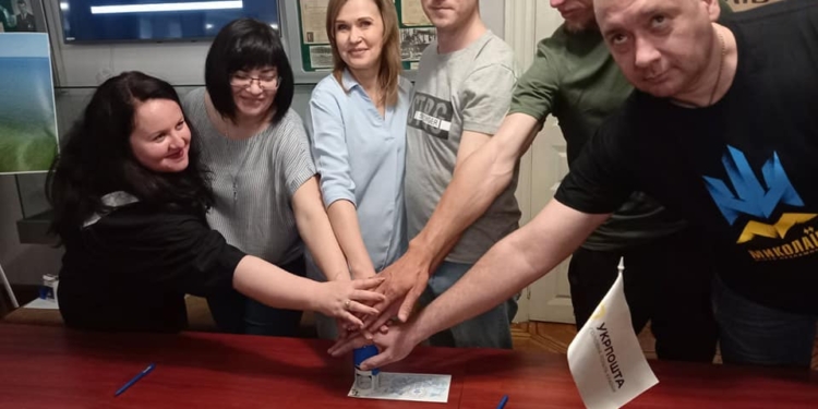 Гасіння поштових марок, виставка і майстер класи – все це проєкт “Вогні Півдня. Люди Маяки” у Миколаєві (ФОТО)