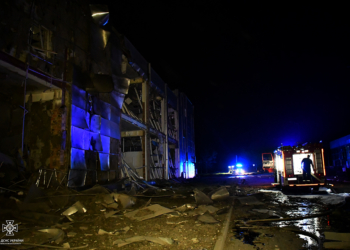 У Миколаєві внаслідок нічної російської атаки частково зруйновано автосалон, торгівельний центр та об’єкти промислової інфраструктури (ФОТО, ВІДЕО)