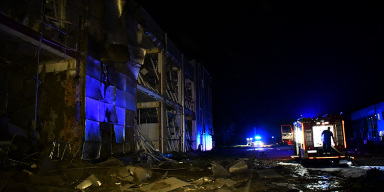 У Миколаєві внаслідок нічної російської атаки частково зруйновано автосалон, торгівельний центр та об’єкти промислової інфраструктури (ФОТО, ВІДЕО)