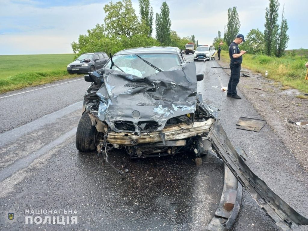 На Миколаївщині через п’яного водія BMW сталась ДТП – одна людина загинула, двоє травмовані (ФОТО) 5