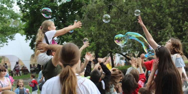 У Миколаєві волонтерський центр ДОФ влаштував для дітлахів свято (ФОТО)