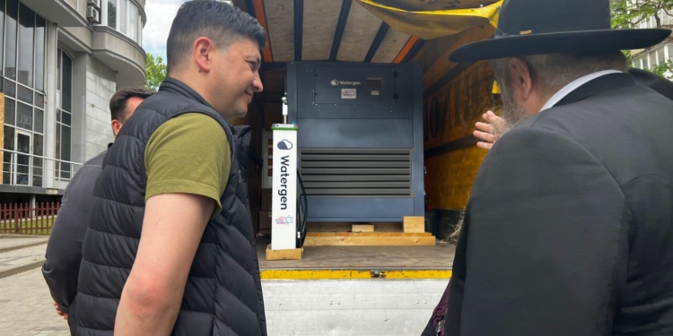 Головний рабин України привіз у Миколаївську область апарат, який виробляє воду з повітря (ФОТО)