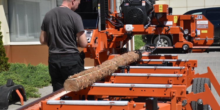 Ясени, ясени бачили за селом край дороги. Миколаївщина отримала гуманітарку – деревообробне обладнання (ФОТО)