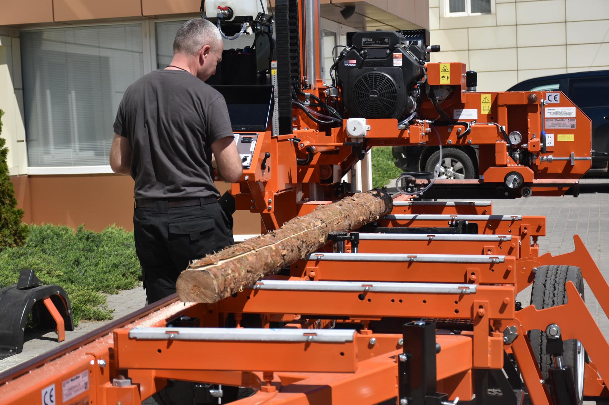 Ясени, ясени бачили за селом край дороги. Миколаївщина отримала гуманітарку – деревообробне обладнання (ФОТО)