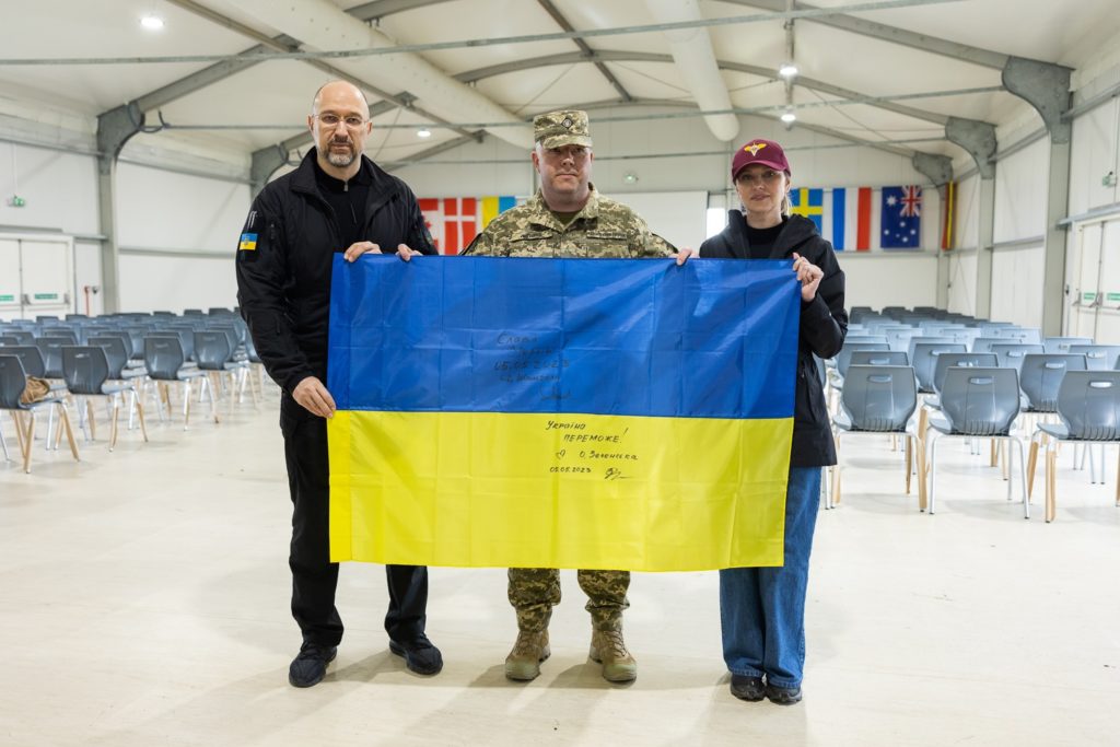 Шмигаль і Зеленська прибули в Британію на коронацію. Але спочатку - до наших військових (ФОТО) 4