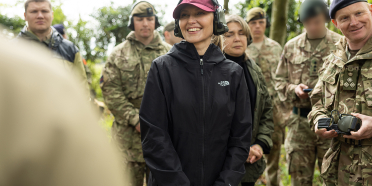 Шмигаль і Зеленська прибули в Британію на коронацію. Але спочатку – до наших військових (ФОТО)