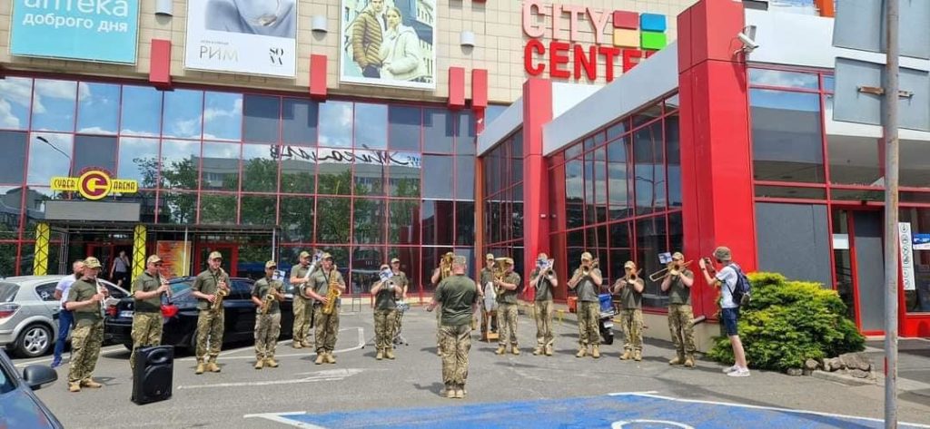 Мистецька артилерія. Миколаївців протягом дня тішив військовий оркестр (ФОТО) 10