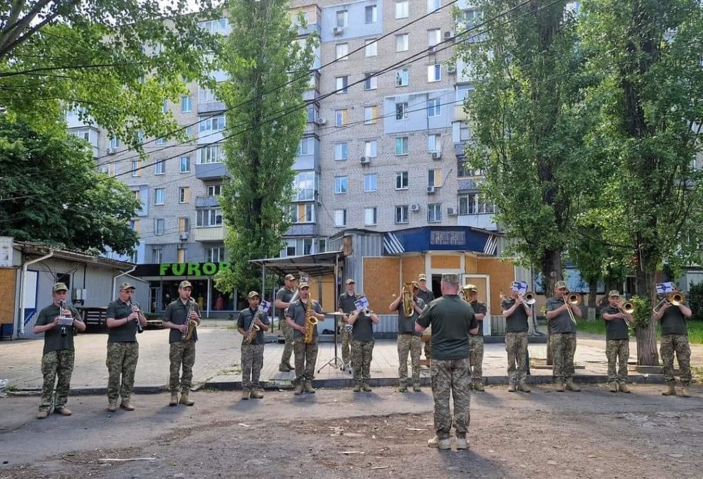 Мистецька артилерія. Миколаївців протягом дня тішив військовий оркестр (ФОТО) 12