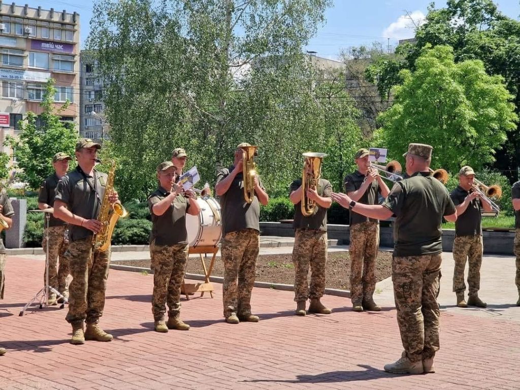 Мистецька артилерія. Миколаївців протягом дня тішив військовий оркестр (ФОТО) 14