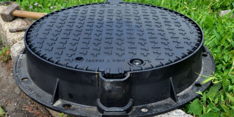 «Миколаївводоканал» показав, як встановлює нові люки (ФОТО)