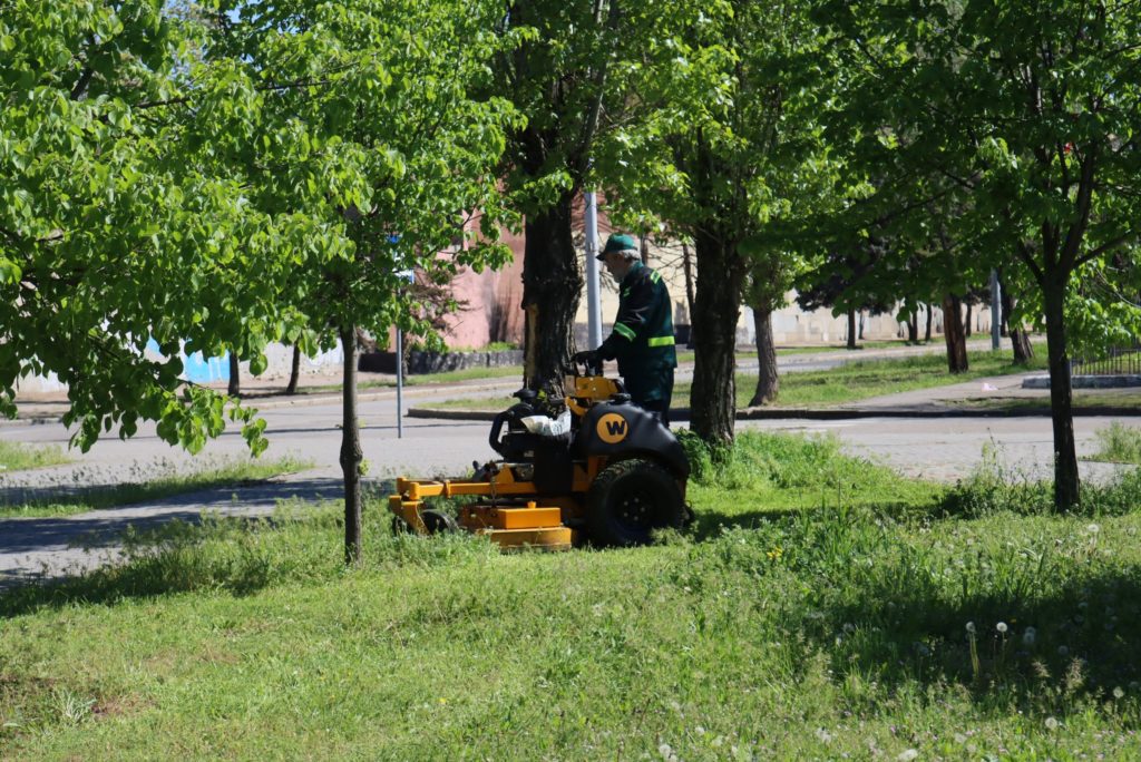 «Миколаївські парки» приступили до покосу трави в «Серці міста», незабаром займуться бульваром проспекту Центрального (ФОТО) 7